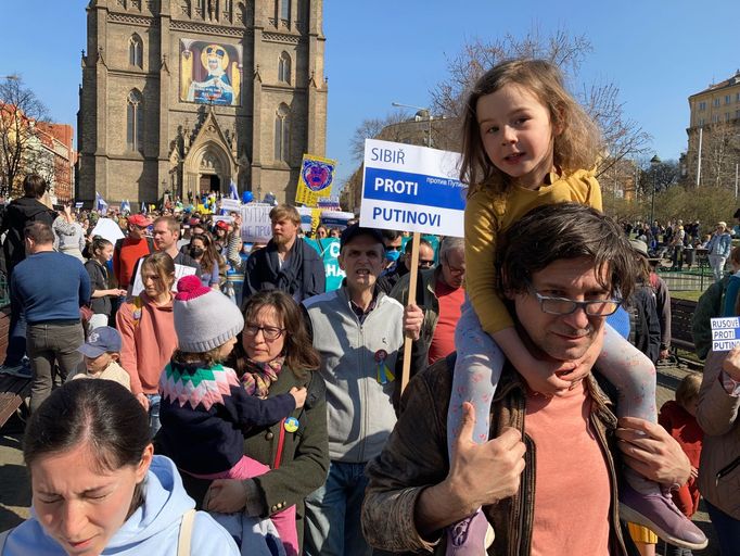 Rusové v Praze protestovali proti Putinovi a válce na Ukrajině