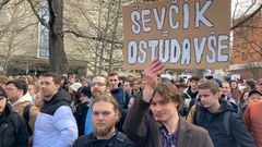 Studenti Vysoké škole ekonomické v Praze při protestu proti děkanovi Miroslavu Ševčíkovi.