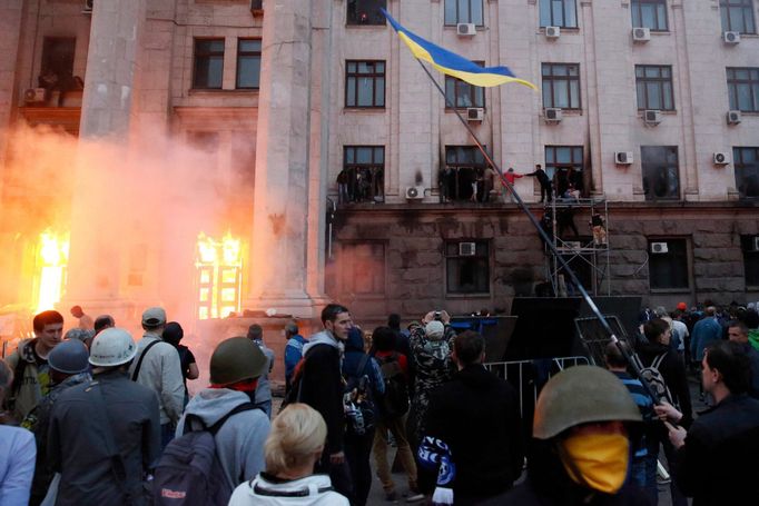 Lidé v Domě odborů vylezli na římsu a čekají na záchranu, přihlížejí proukrajinští demonstranti.