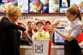 Obrazem: Ruská kopie KFC poprvé otevřela. Láká na stejná jídla, ale s jinými názvy