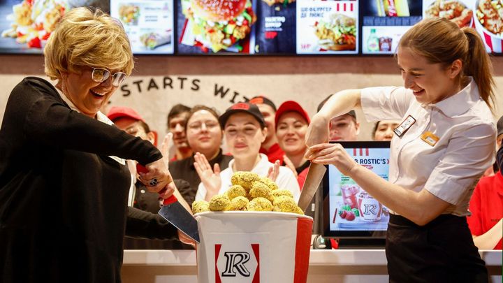 Obrazem: Ruská kopie KFC poprvé otevřela. Láká na stejná jídla, ale s jinými názvy; Zdroj foto: Reuters