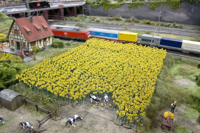 Sunflower diorama 2 Newer Older Loxx Miniature Worlds Berlin The world’s largest model railway. Kanada, Vancouver