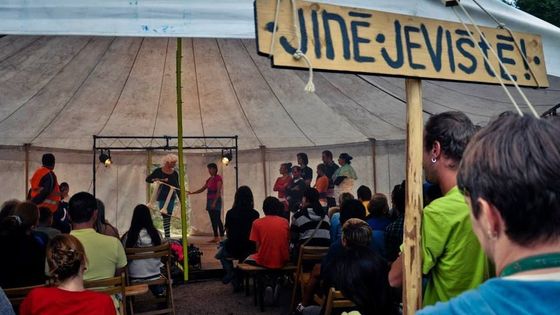 "JIné jeviště". Jmenuje se tak občanské sdružení pořádající festival Menteatrál a každoroční divadelní workshopy, jmenuje se tak i zdejší divadelní soubor mentálně postižených herců.