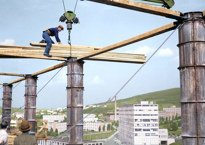 Ukázka kolorovaných fotografií z výstavy "Nejde-neexistuje", kterou ve Zlíně zrealizovala Nadace Tomáše Baťi ve spolupráci se Státním okresním archivem Zlín.