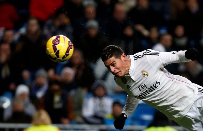 James Rodríguez střílí branku do sítě Sevilly.