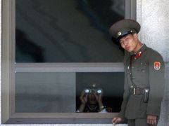 Severokorejští vojáci hlídkují v Panmunjomu. Podle zpravodajských služeb je KLDR připravena provést jaderný test.