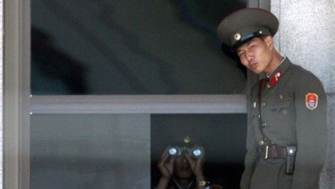 Severokorejští vojáci hlídkují v Panmunjomu. Podle několika zdrojů dnes komunistická Korea provedla test jaderné bomby