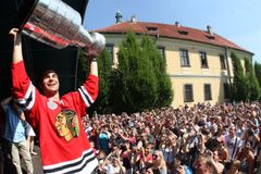 Michael Frolík slaví na Kladně se Stanley Cupem