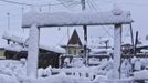 A view of snow-covered houses in the village of Tomtor in the Oymyakon valley, in the Republic of Sakha, northeast Russia, January 24, 2013. The coldest temperatures in the northern hemisphere have been recorded in the Oymyakon valley, where according to the United Kingdom Met Office a temperature of -67.8 degrees Celsius (-90 degrees Fahrenheit) was registered in 1933 - the coldest on record in the northern hemisphere since the beginning of the 20th century. Yet despite the harsh climate, people live in the valley, and the area is equipped with schools, a post office, a bank, and even an airport runway (albeit open only in the summer). Picture taken January 24, 2013. REUTERS/Maxim Shemetov (RUSSIA - Tags: SOCIETY ENVIRONMENT) ATTENTION EDITORS: PICTURE 12 OF 27 FOR PACKAGE 'THE POLE OF COLD' SEARCH 'MAXIM COLD' FOR ALL IMAGES Published: Úno. 18, 2013, 11:25 dop.