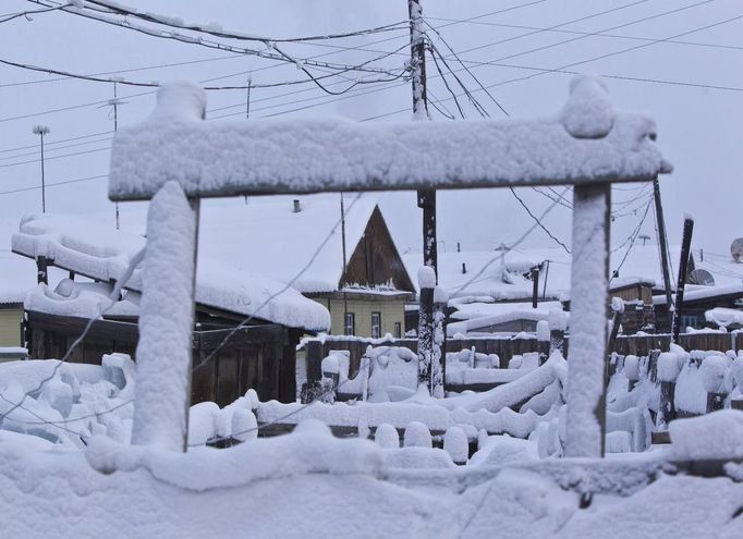 A view of snow-covered houses in the village of Tomtor in the Oymyakon valley, in the Republic of Sakha, northeast Russia, January 24, 2013. The coldest temperatures in the northern hemisphere have been recorded in the Oymyakon valley, where according to the United Kingdom Met Office a temperature of -67.8 degrees Celsius (-90 degrees Fahrenheit) was registered in 1933 - the coldest on record in the northern hemisphere since the beginning of the 20th century. Yet despite the harsh climate, people live in the valley, and the area is equipped with schools, a post office, a bank, and even an airport runway (albeit open only in the summer). Picture taken January 24, 2013. REUTERS/Maxim Shemetov (RUSSIA - Tags: SOCIETY ENVIRONMENT) ATTENTION EDITORS: PICTURE 12 OF 27 FOR PACKAGE 'THE POLE OF COLD' SEARCH 'MAXIM COLD' FOR ALL IMAGES Published: Úno. 18, 2013, 11:25 dop.