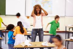 Zákaz hlášky "six seven"? Učitelka trestá žáky, kteří vykřikováním ruší hodiny