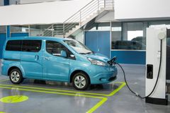 Německo přispěje na každý elektromobil přes 100 tisíc korun. Na Teslu ale zatím ne, je moc luxusní