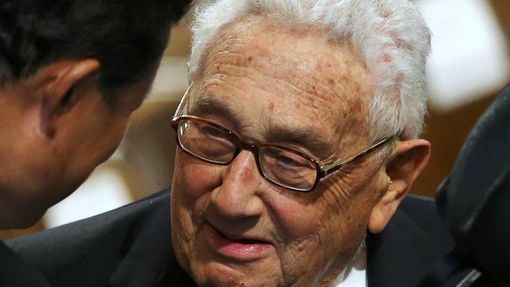 Na pohřeb také zavítal bývalý ministr zahraničí USA Henry Kissinger.