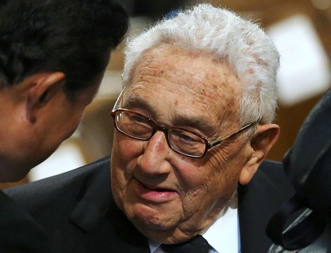 Na pohřeb také zavítal bývalý ministr zahraničí USA Henry Kissinger.