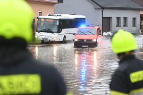 Obrazem: Rozvodněné řeky i zaplavené ulice. Jak to vypadá v zasažených místech