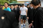 Švýcarskému tenistovi totiž před turnajem v Šanghaji někdo na čínském webu baidu.com hrozil smrtí. Pisatel pod přezdívkou "Blue Cat" přidal ke svému příspěvku i fotomontáž s Federerem, useknutou hlavou a pózujícím katem.