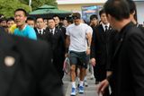 Švýcarskému tenistovi totiž před turnajem v Šanghaji někdo na čínském webu baidu.com hrozil smrtí. Pisatel pod přezdívkou "Blue Cat" přidal ke svému příspěvku i fotomontáž s Federerem, useknutou hlavou a pózujícím katem.