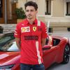 Charles Leclerc ve Ferrari při natáčení krátkého filmu “Le Grand Rendez-vous”