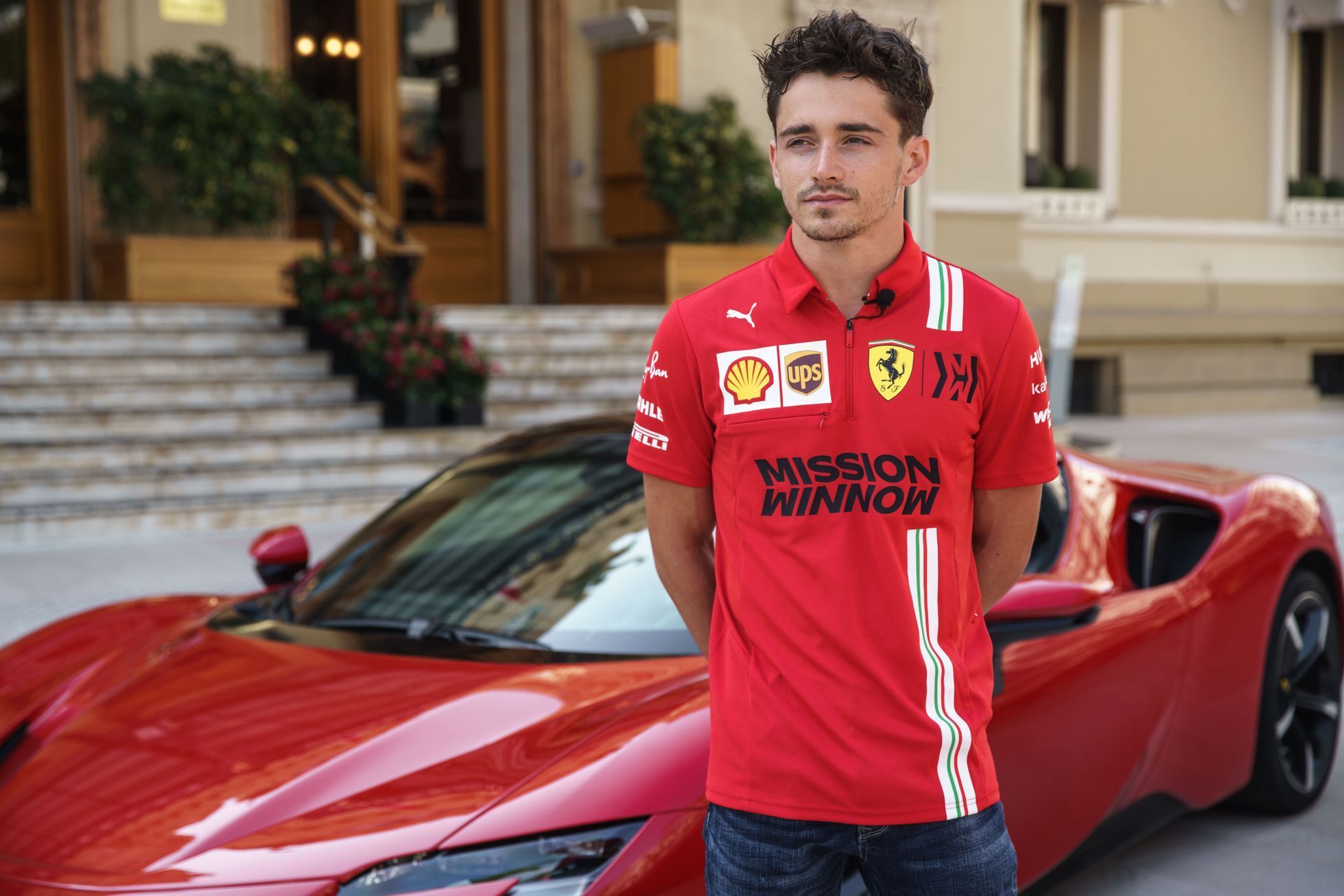 Charles Leclerc ve Ferrari při natáčení krátkého filmu “Le Grand Rendez-vous”
