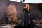 Neuvidíte mě neuvěřitelně dlouho. Adele na posledním koncertu oznámila pauzu