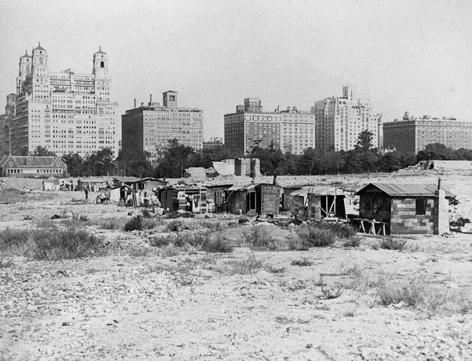 Na černo postavené nouzové chatrče v Central Parku v New Yorku v období Velké hospodářské krize. Rok 1932