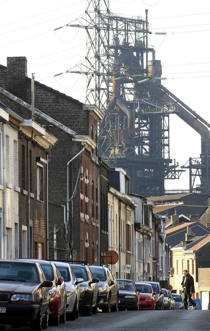 A view of the ArcelorMittal high furnace of Ougree, near Liege January 28, 2013. ArcelorMittal the world's largest steel producer, plans to shut a coke plant and six finishing lines at its site in Liege Belgium, affecting 1,300 employees, the group said on last week. REUTERS/Yves Herman (BELGIUM - Tags: BUSINESS CIVIL UNREST BUSINESS EMPLOYMENT) Published: Led. 28, 2013, 2:49 odp.