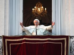 Papež Benedikt XVI. mává věřícím z balkónu svého letního sídla Castel Gandolfo.