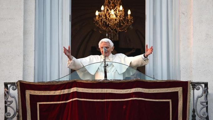 Papež Benedikt XVI. mává věřícím z balkónu svého letního sídla Castel Gandolfo.