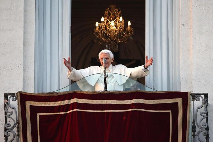 Papež Benedikt XVI. mává věřícím z balkónu svého letního sídla Castel Gandolfo.