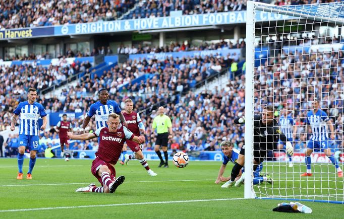 James Ward-Prowse střílí gól do sítě Brightonu