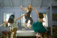 Mamma Mia! Pierce Brosnan zpívá a tančí podle ABBY