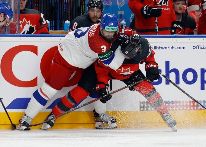 Radko Gudas v souboji s Dawsonem Mercerem z Kanady