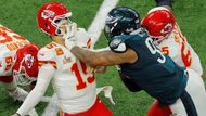 Patrick Mahomes (15) to neměl v duelu vůbec snadné. Hráči Philadelphie hvězdu soupeře pečlivě strážili.