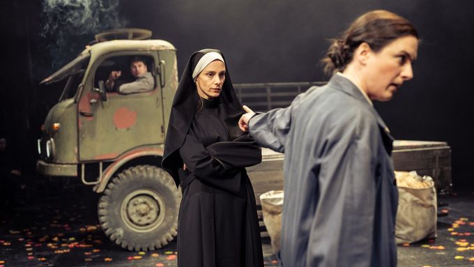 Bílá Voda měla v Národním divadle premiéru minulý týden. Na snímku jsou Jana Pidrmanová jako Evarista a Magdaléna Borová v roli Žofie Burdové.