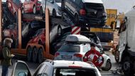 Podle německé policie se do nehody zapletlo zapletlo zhruba 21 nákladních a 37 osobních automobilů