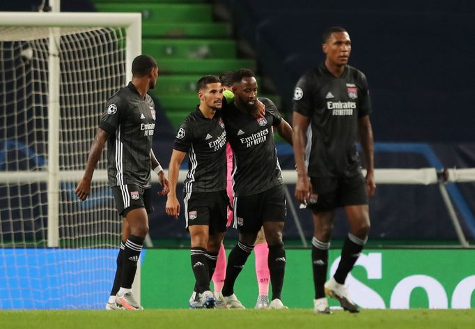 Manchester City - Olympique Lyon. Radost hráčů Lyonu z gólu na 2:1.