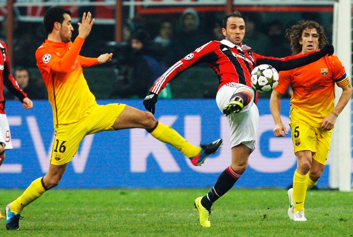 Liga mistrů, AC Milán - Barcelona:  Giampaolo Pazzini -  Sergio Busquets (vlevo) a Carles Puyol