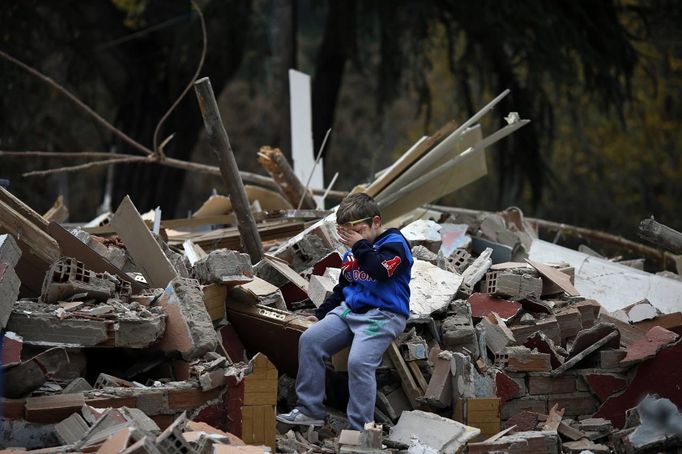 Saul Gabarri Valdes, 7, cries amidst the remains of his home after it was demolished at the Spanish gypsy settlement of Puerta de Hierro, in the outskirts of Madrid November 20, 2012. Fifty-four families have been living in Puerta de Hierro, on the banks of the Manzanares river for over 50 years. Since the summer of 2010, the community has been subject to evictions on the grounds that the dwellings are illegal. Families, whose homes have been demolished, move in with relatives whose houses still remain while the debris keeps piling up around them as more demolitions take place. REUTERS/Susana Vera (SPAIN - Tags: BUSINESS CONSTRUCTION CIVIL UNREST TPX IMAGES OF THE DAY) Published: Lis. 20, 2012, 4:39 odp.