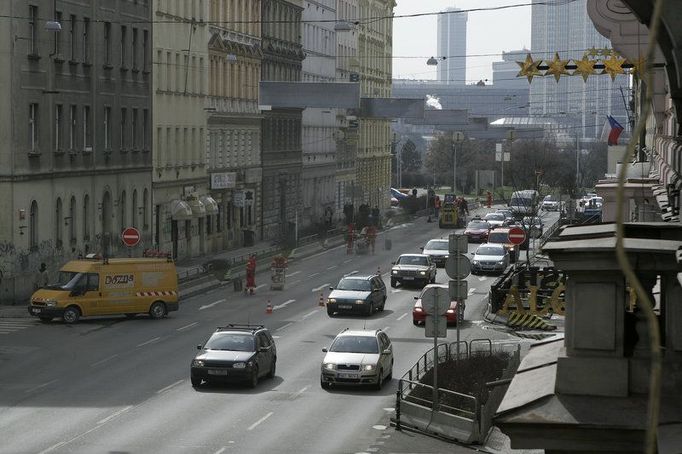 Je krátce po desáté hodině a na silnici se pracuje. Provoz je hustší, ale auta jedou.