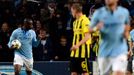 Fotbalista Manchesteru City Mario Balotelli gestikuluje na brankáře Romana Weidenfellera v utkání Ligy mistrů 2012/13 proti Borussii Dortmund.