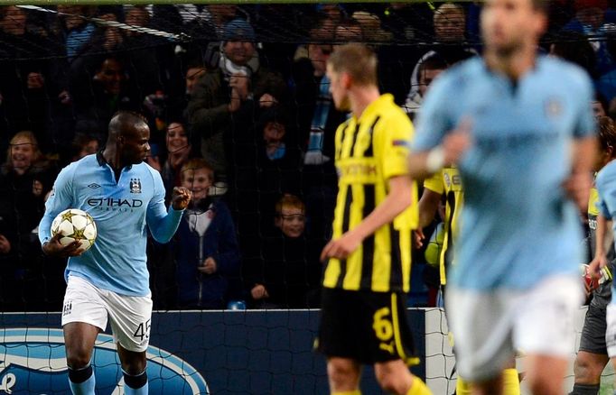 Fotbalista Manchesteru City Mario Balotelli gestikuluje na brankáře Romana Weidenfellera v utkání Ligy mistrů 2012/13 proti Borussii Dortmund.