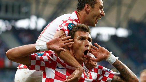 Mario Mandžukič se raduje z gólu během utkání Chorvatska s Itálií ve skupině C na Euru 2012.