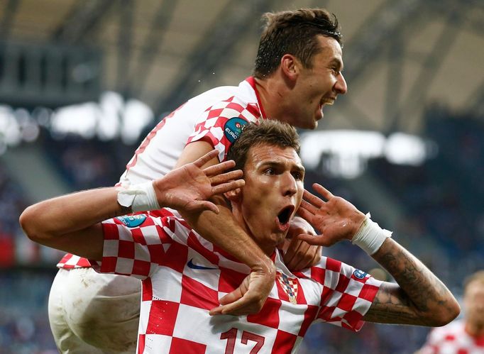 Mario Mandžukič se raduje z gólu během utkání Chorvatska s Itálií ve skupině C na Euru 2012.