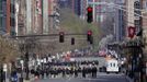 Officials line Boylston Street near the site of the explosions as they observe a moment of silence for the victims of the Boston Marathon bombings marking a week to the day of the bombings in Boston, Massachusetts April 22, 2013. REUTERS/Jessica Rinaldi (UNITED STATES - Tags: CRIME LAW CIVIL UNREST) Published: Dub. 22, 2013, 7:58 odp.