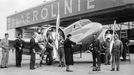 Letoun Airspeed_Envoy před hangárem, nedatováno. Fotografie z historie ČSA, které v říjnu 2023 oslavily výročí 100 let své existence.