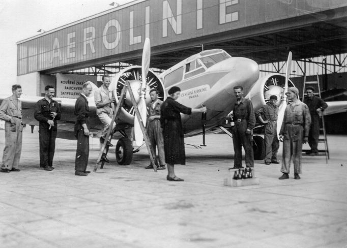 Letoun Airspeed_Envoy před hangárem, nedatováno. Fotografie z historie ČSA, které v říjnu 2023 oslavily výročí 100 let své existence.