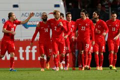 Turci půjdou proti českým fotbalistům bez kapitána