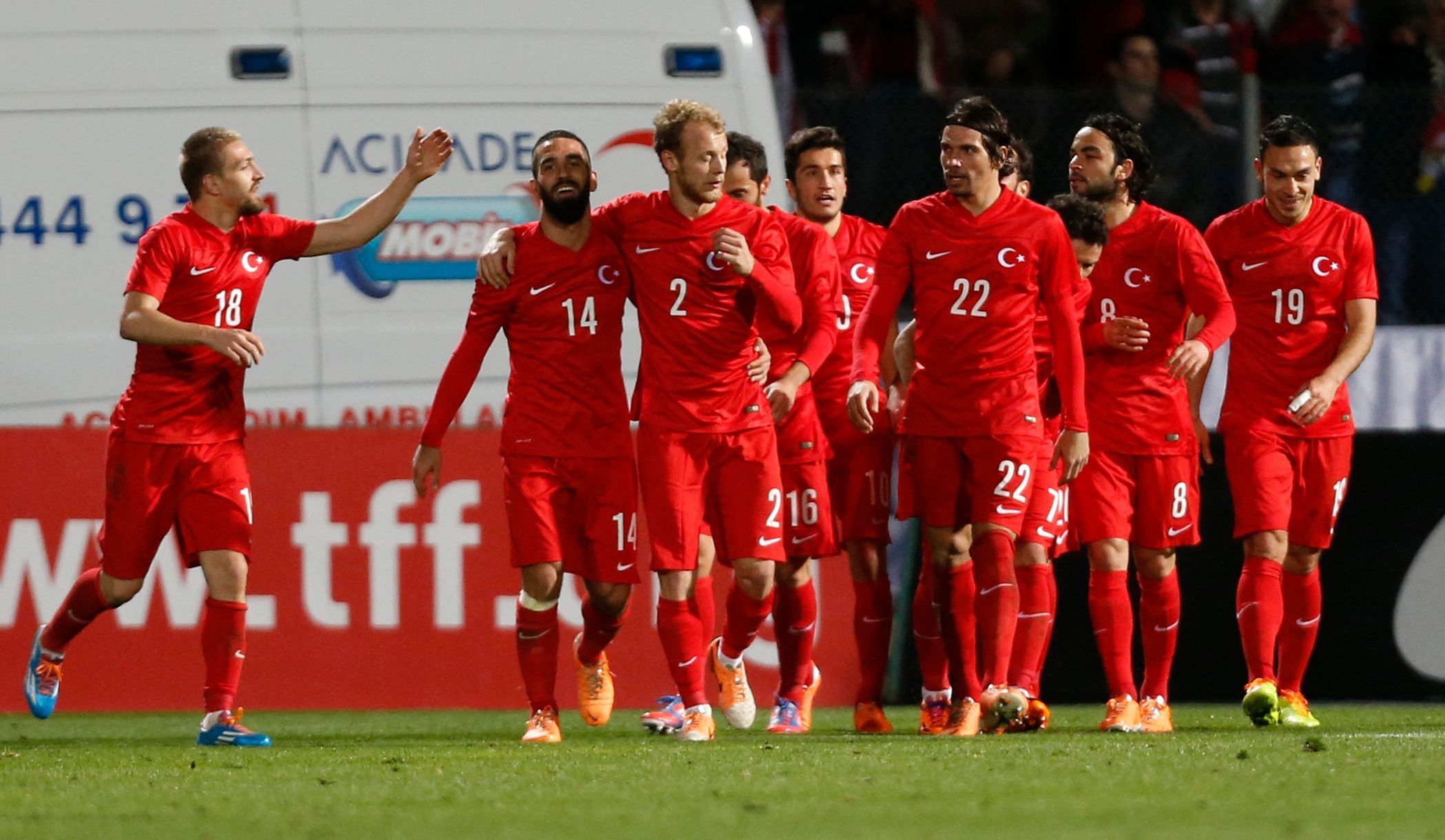 Turci slaví gól v síti Švédska