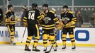 Jake DeBrusk slaví s Davidem Krejčím a Taylorem Hallem svůj vítězný gól proti Pittsburghu při Winter Classic.