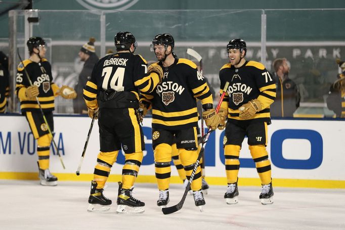 Jake DeBrusk slaví s Davidem Krejčím a Taylorem Hallem svůj vítězný gól proti Pittsburghu při Winter Classic.